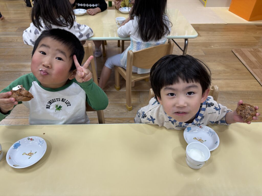 ケーキのトッピング　保育園　大阪　くじら保育園　202512-3