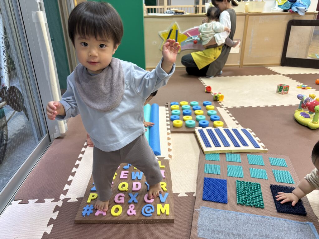 大阪 保育園 くじら保育園 感触遊び センサリーマット 202512-3