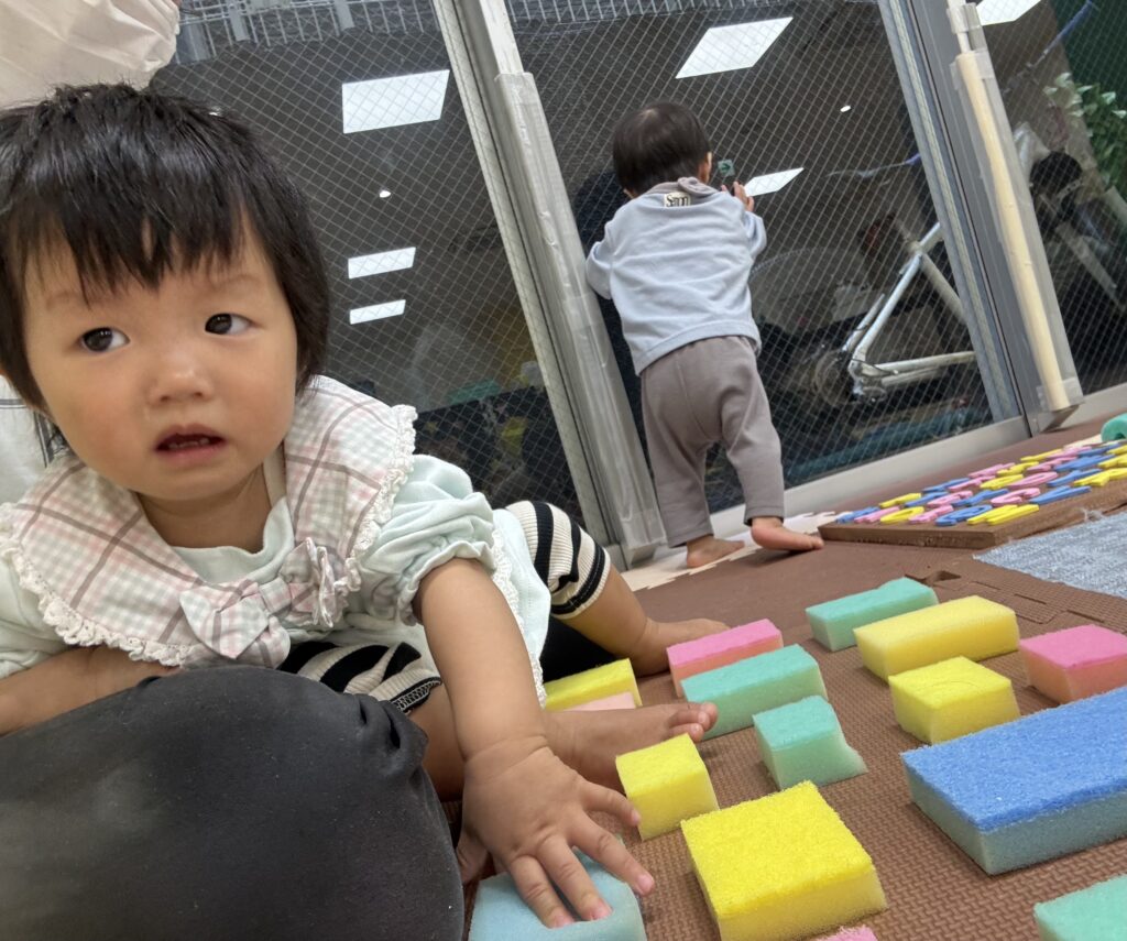 大阪 保育園 くじら保育園 感触遊び センサリーマット 202512-2