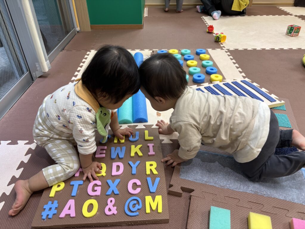 大阪 保育園 くじら保育園 感触遊び センサリーマット 202512-1