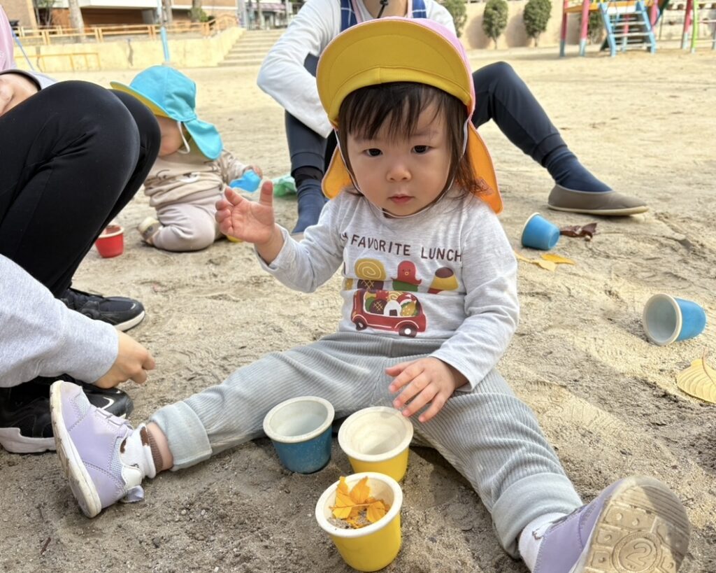 大阪 保育園 くじら保育園 秋のお散歩 落ち葉拾い 202512-2