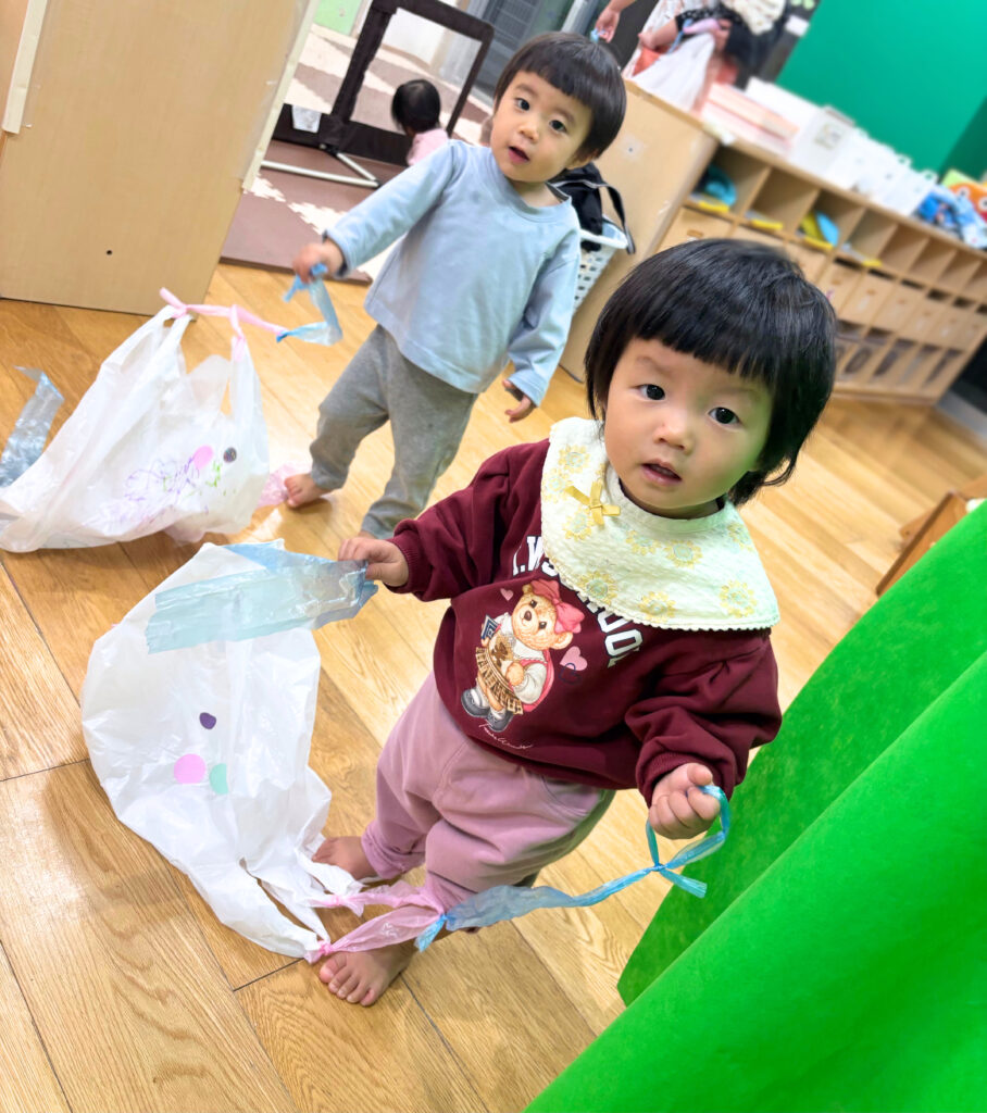 大阪　保育園　くじら保育園　0歳児　オリジナルの凧作り　202601-3