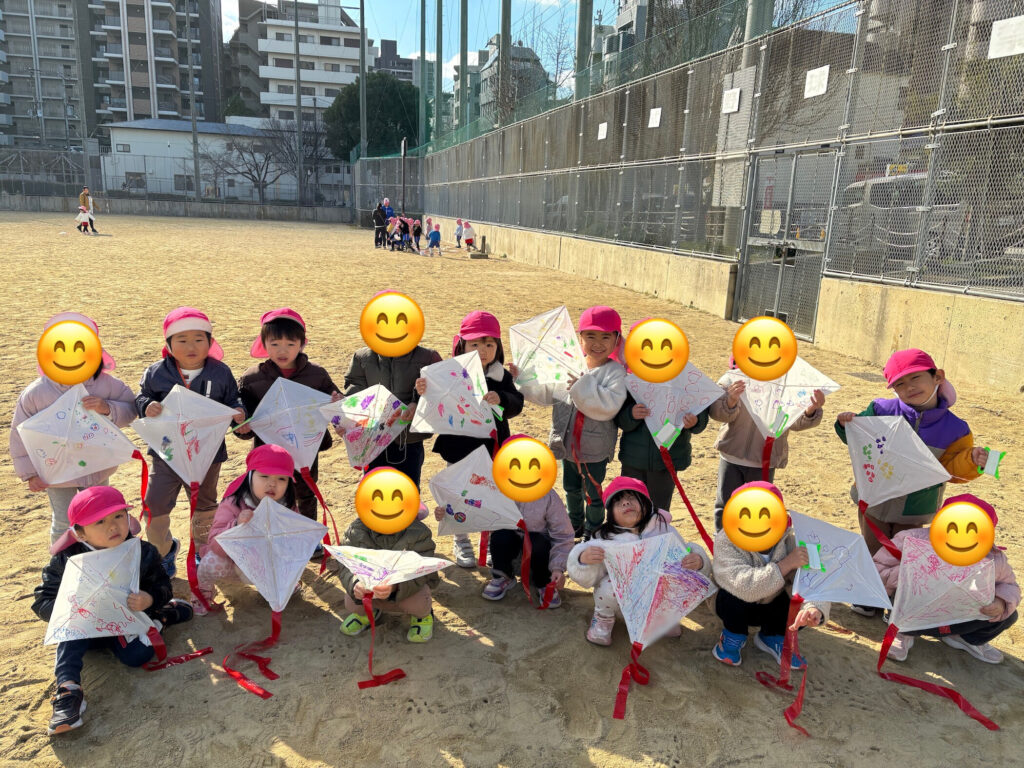 大阪　保育園　くじら保育園　お正月遊びで凧揚げ　202601-1