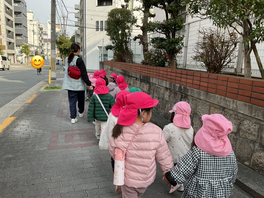 異年齢で楽しむお正月遊び　異年齢補保育　思いやり　大阪　保育園　くじら保育園　202601-2