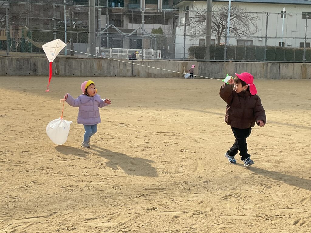 異年齢で楽しむお正月遊び　異年齢補保育　思いやり　大阪　保育園　くじら保育園　202601-5