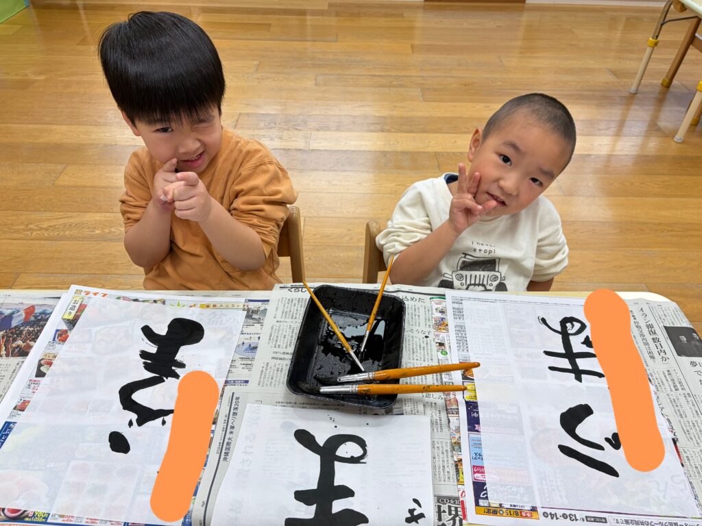 お正月の伝統行事で書初め　大阪　保育園　くじら保育園　202601-2