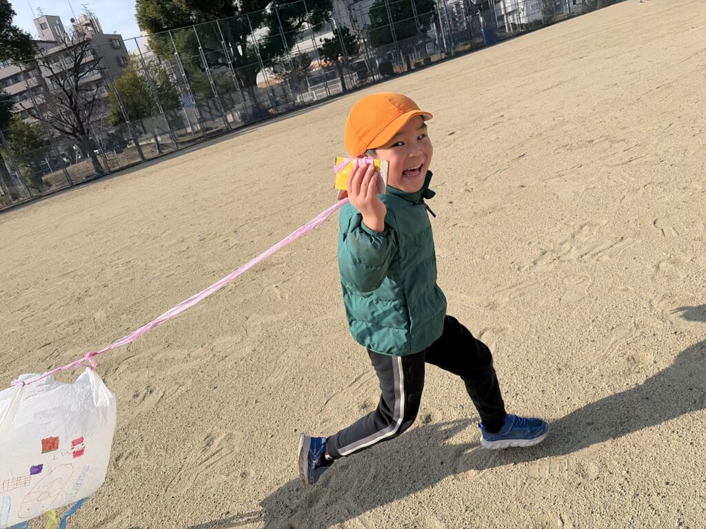 保育園のお正月製作と凧揚げ 大阪 保育園 くじら保育園 202601-5