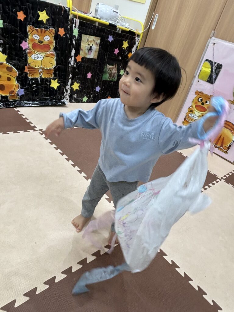 大阪　保育園　くじら保育園　0歳児　オリジナルの凧作り　202601-4