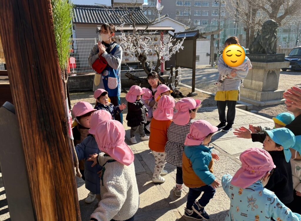 神社へ初詣　大阪　保育園　くじら保育園　202601-2