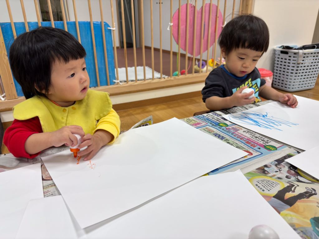 0歳のお絵かき 大阪 保育園 くじら保育園 202601-2