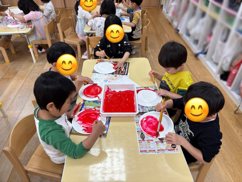 保育園の節分準備で鬼のお面作り　大阪　くじら保育園　202602-3