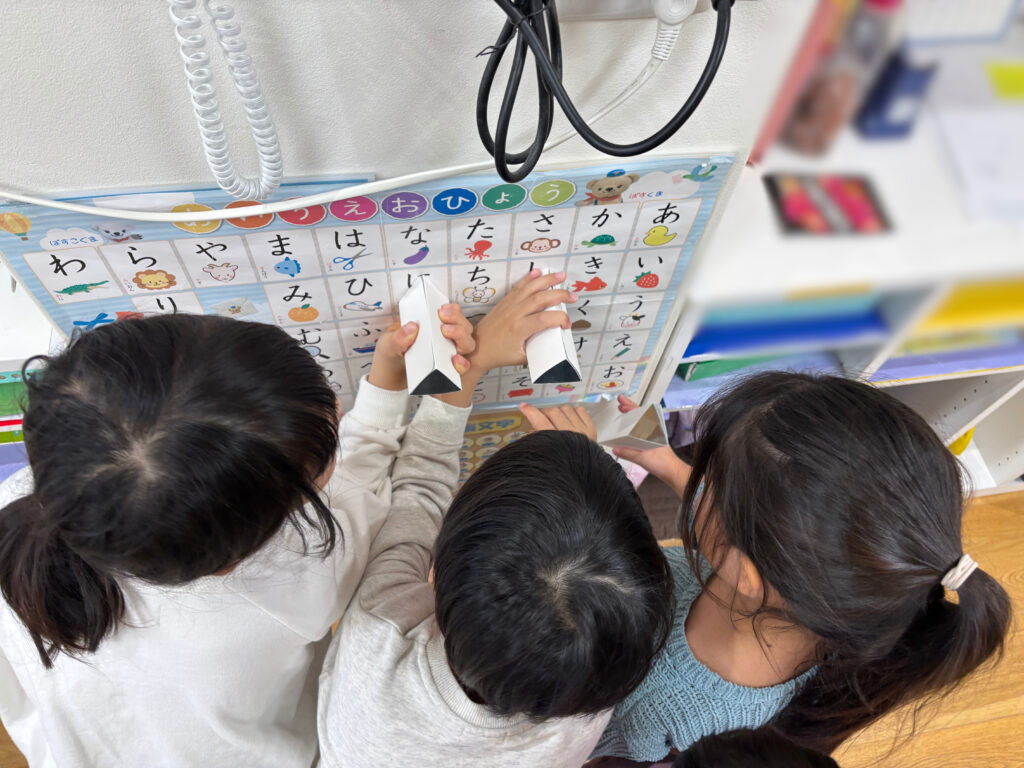 かがみシートで創造力　大阪　保育園　くじら保育園　202602-3