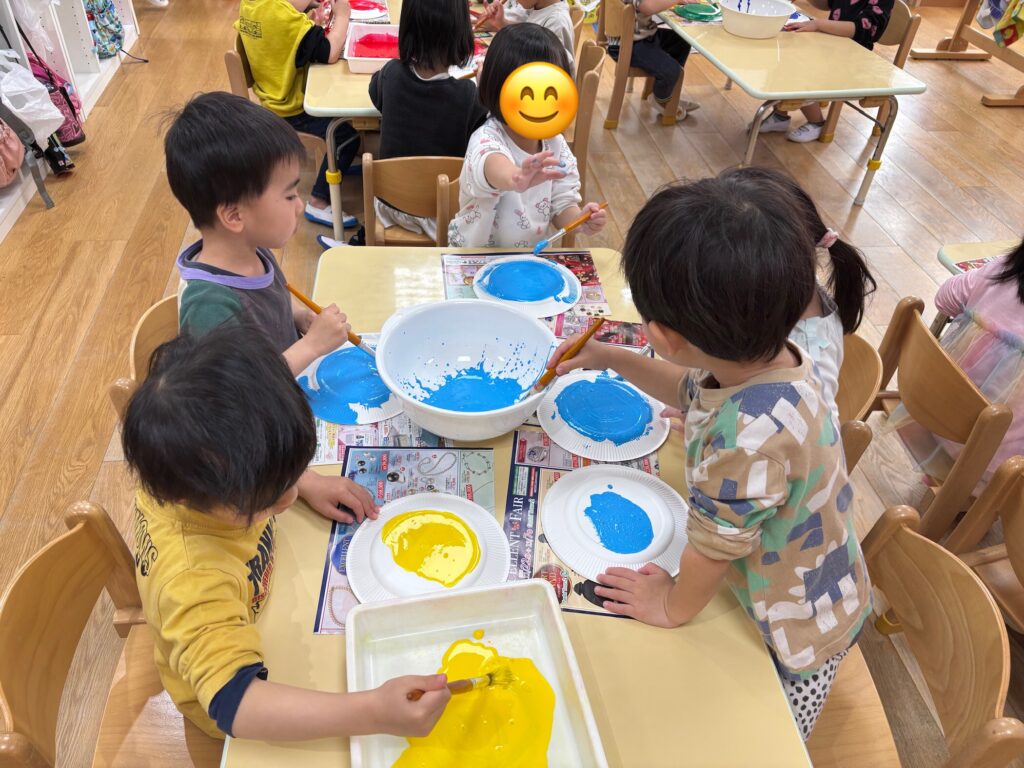 保育園の節分準備で鬼のお面作り　大阪　くじら保育園　202602-2