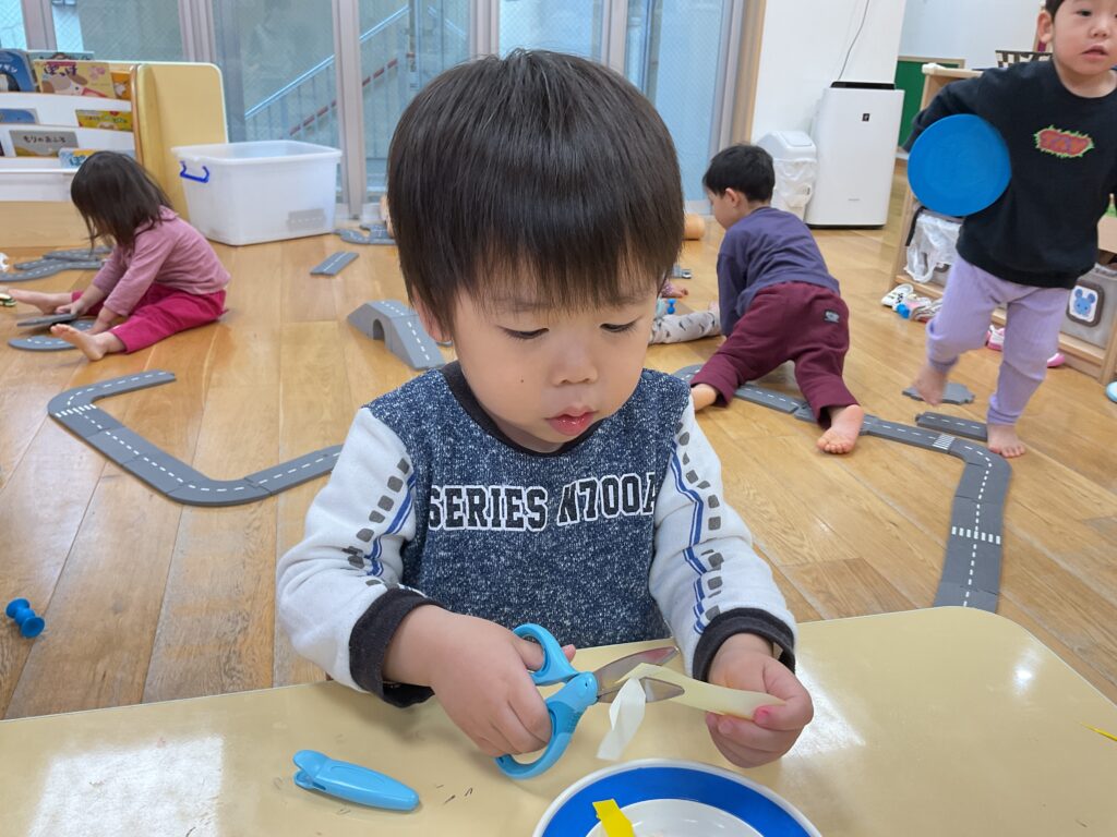 保育園ではさみに挑戦 大阪 くじら保育園 202602-2