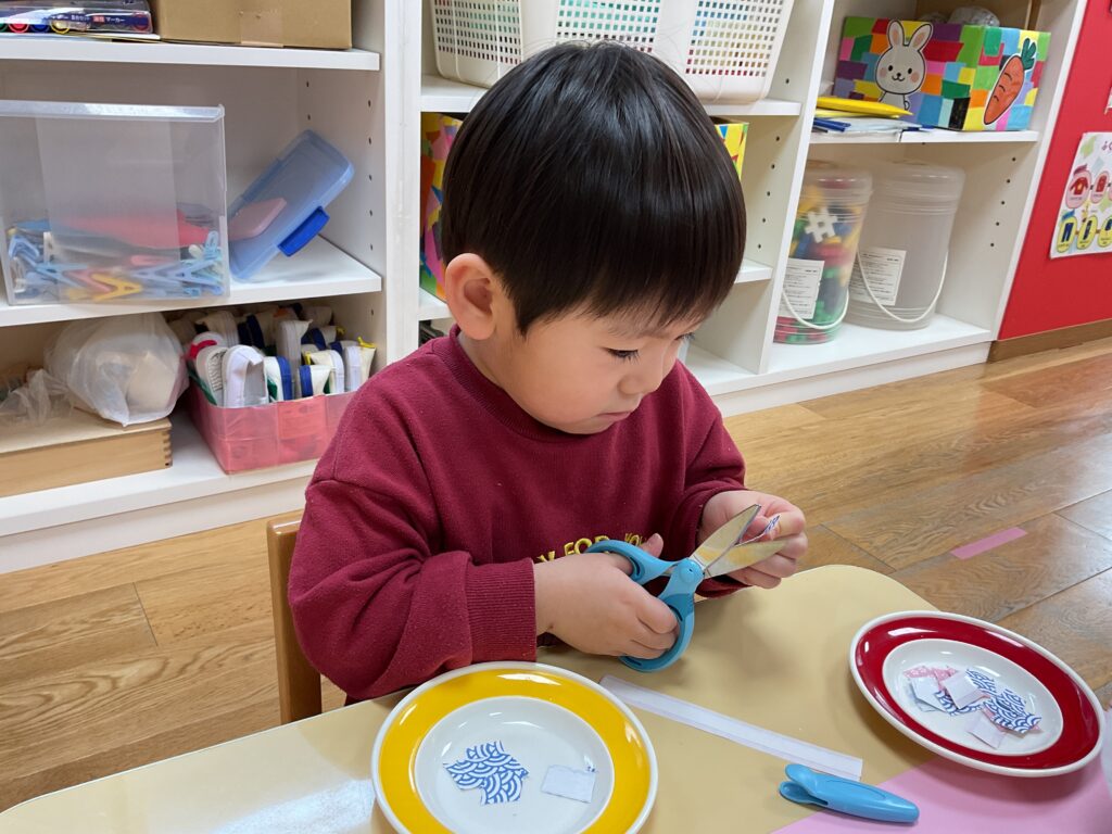 保育園ではさみに挑戦 大阪 くじら保育園 202602-4