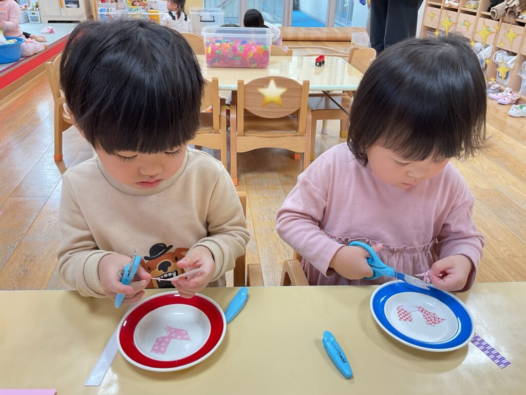 保育園ではさみに挑戦 大阪 くじら保育園 202602-1