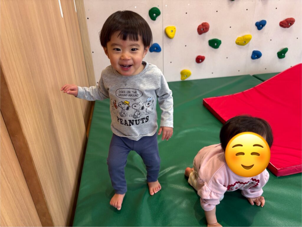 保育園遊戯室で冬の室内遊び　大阪　くじら保育園　202602-1