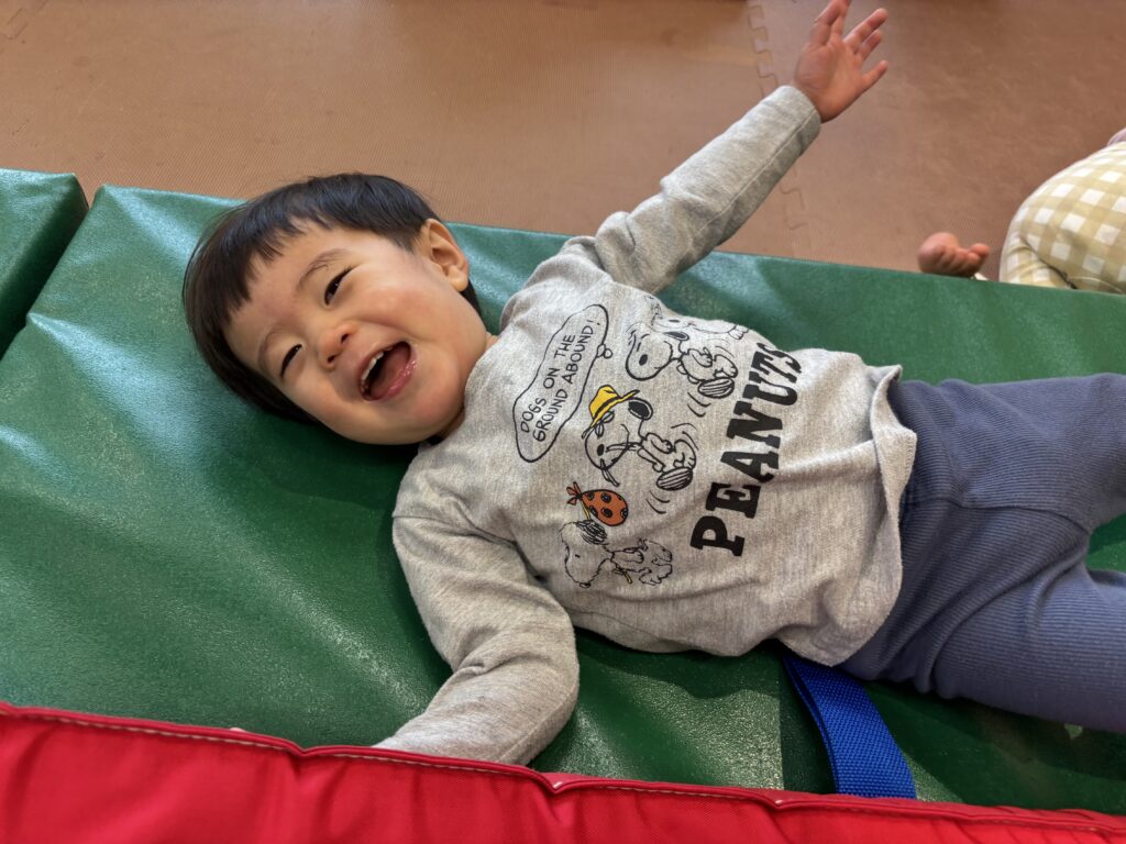 保育園遊戯室で冬の室内遊び　大阪　くじら保育園　202602-3