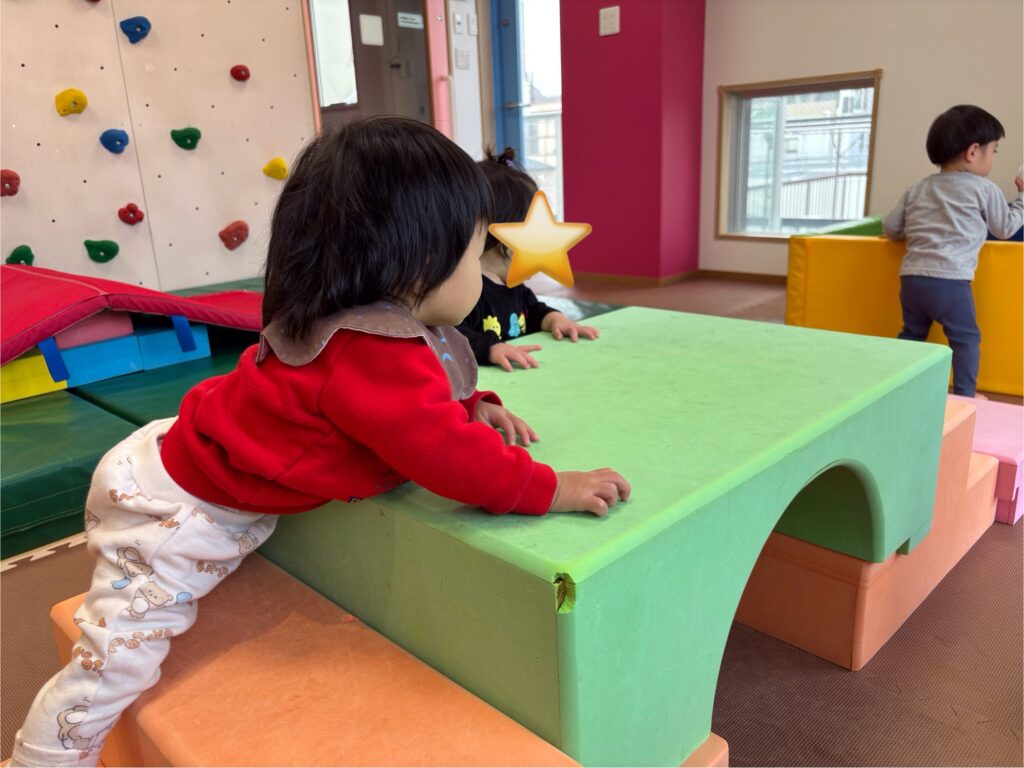 保育園遊戯室で冬の室内遊び　大阪　くじら保育園　202602-2