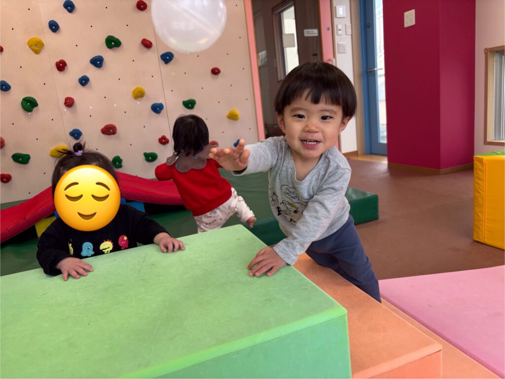 保育園遊戯室で冬の室内遊び　大阪　くじら保育園　202602-5