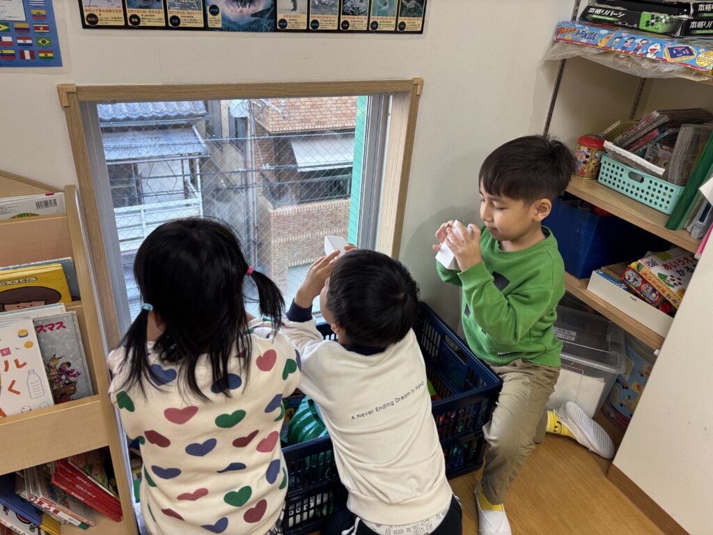 かがみシートで創造力　大阪　保育園　くじら保育園　202602-4