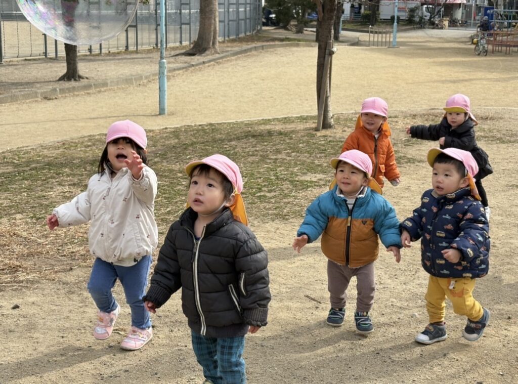 保育園の冬の外遊び 大阪 くじら保育園 202602-1