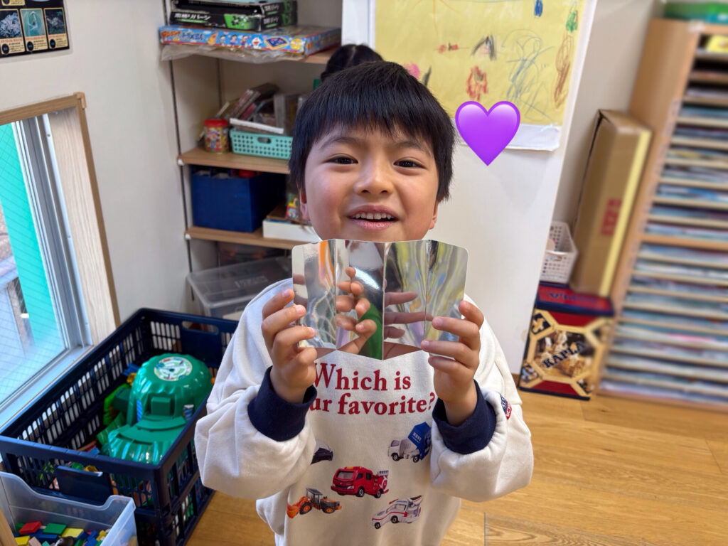 かがみシートで創造力　大阪　保育園　くじら保育園　202602-5