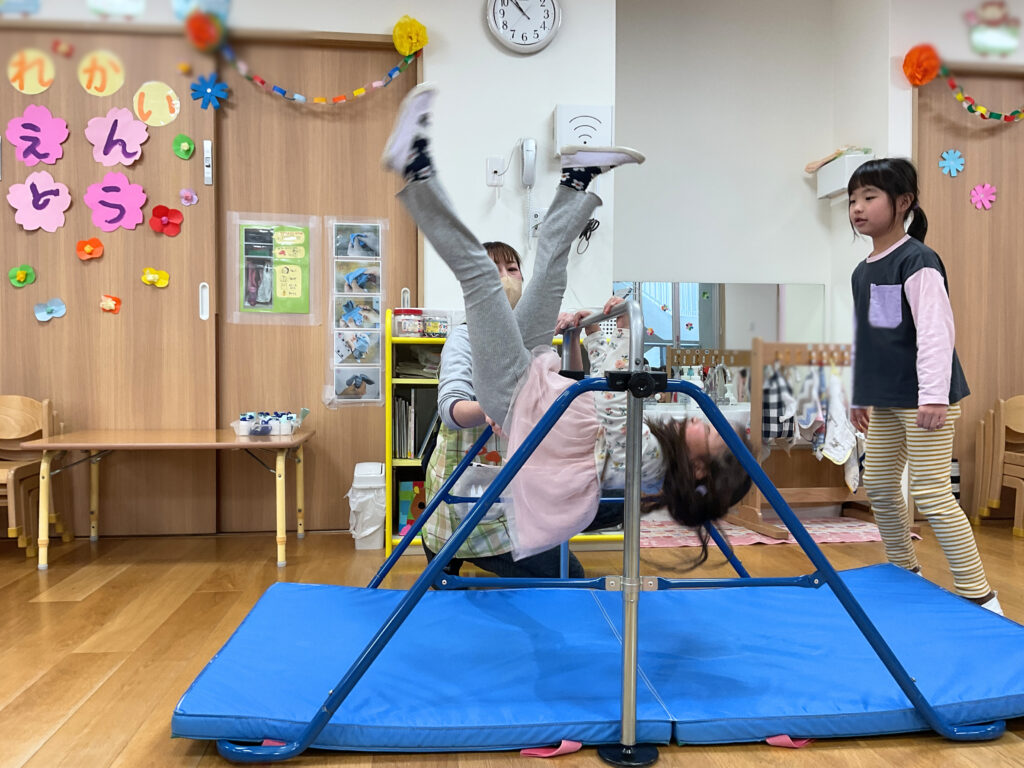 保育園のお別れ会でプレゼント贈呈　大阪　くじら保育園　202603-3