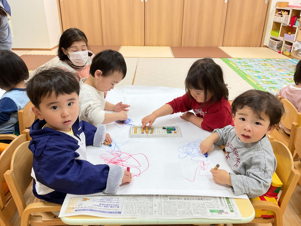 大きな模造紙にお絵かき　雨の日の遊び　保育園　大阪　くじら保育園　202604-1