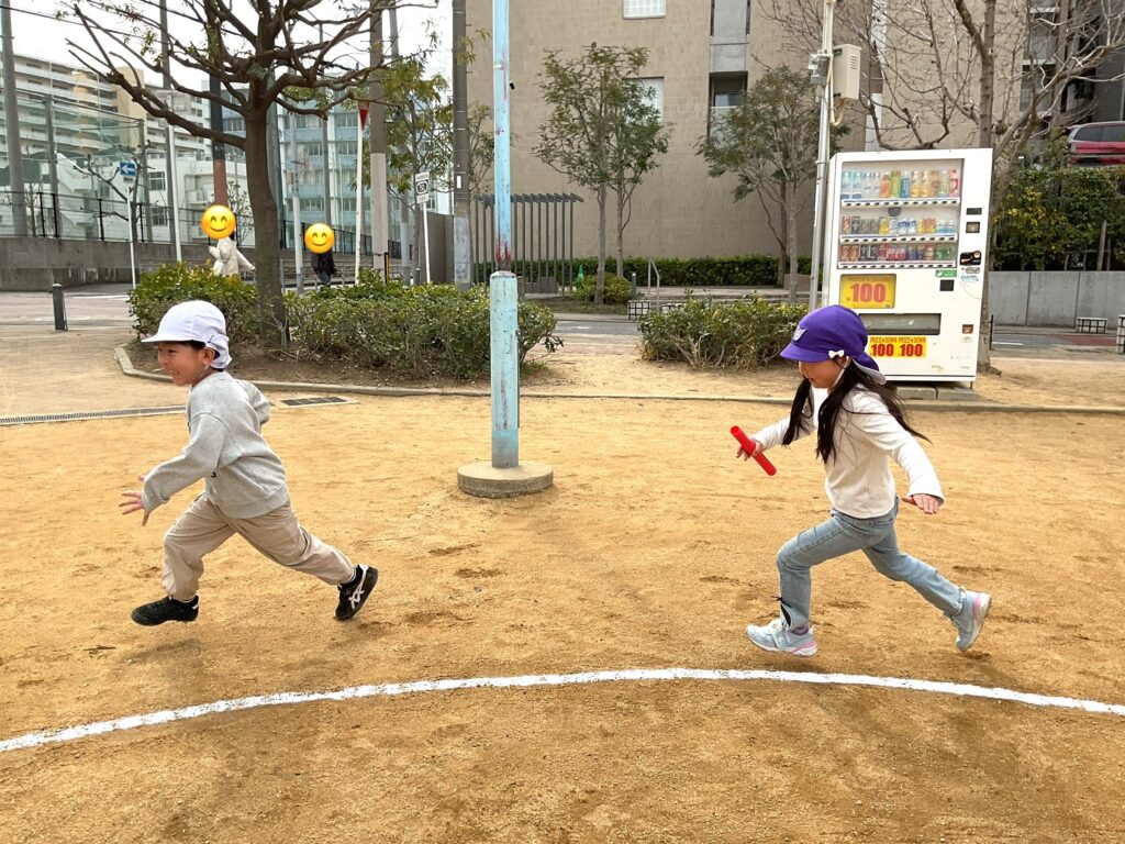 保育園の運動会で玉入れやリレー
大阪　くじら保育園　202603-2