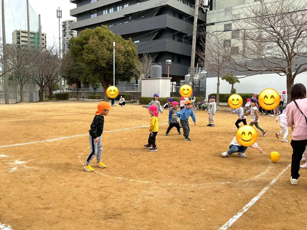 保育園の運動会で玉入れやリレー
大阪　くじら保育園　202603-5