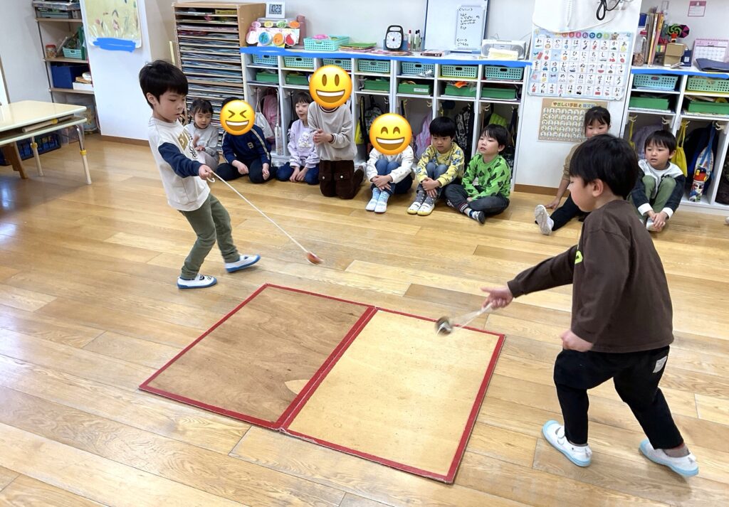 保育園でコマ回し大会　大阪　くじら保育園　2022603-1