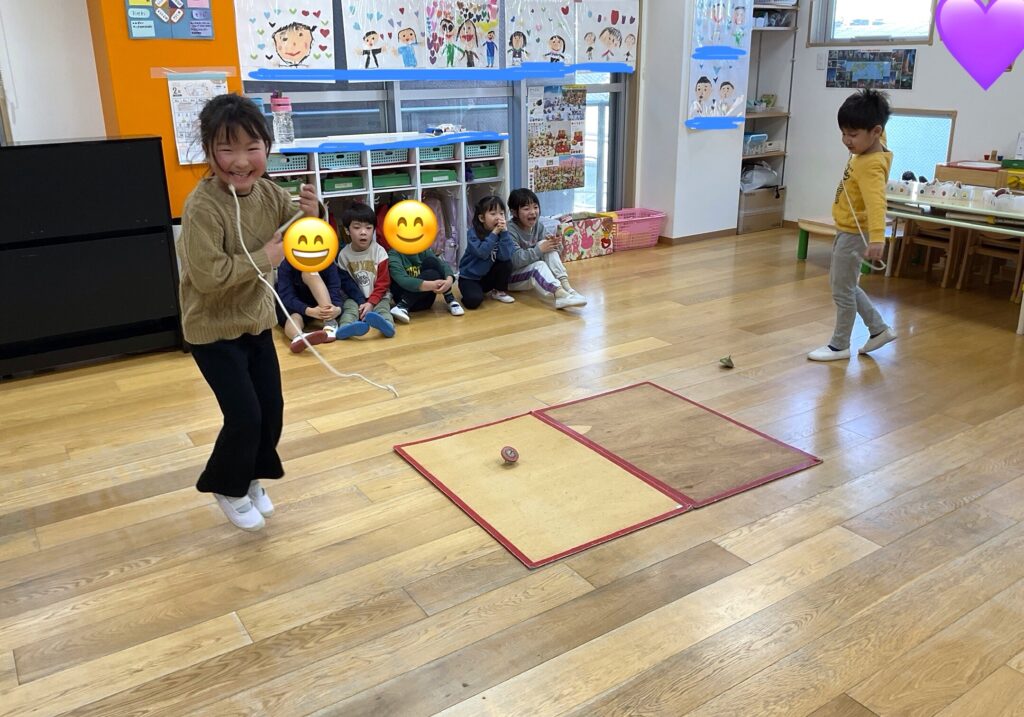 保育園でコマ回し大会　大阪　くじら保育園　2022603-3