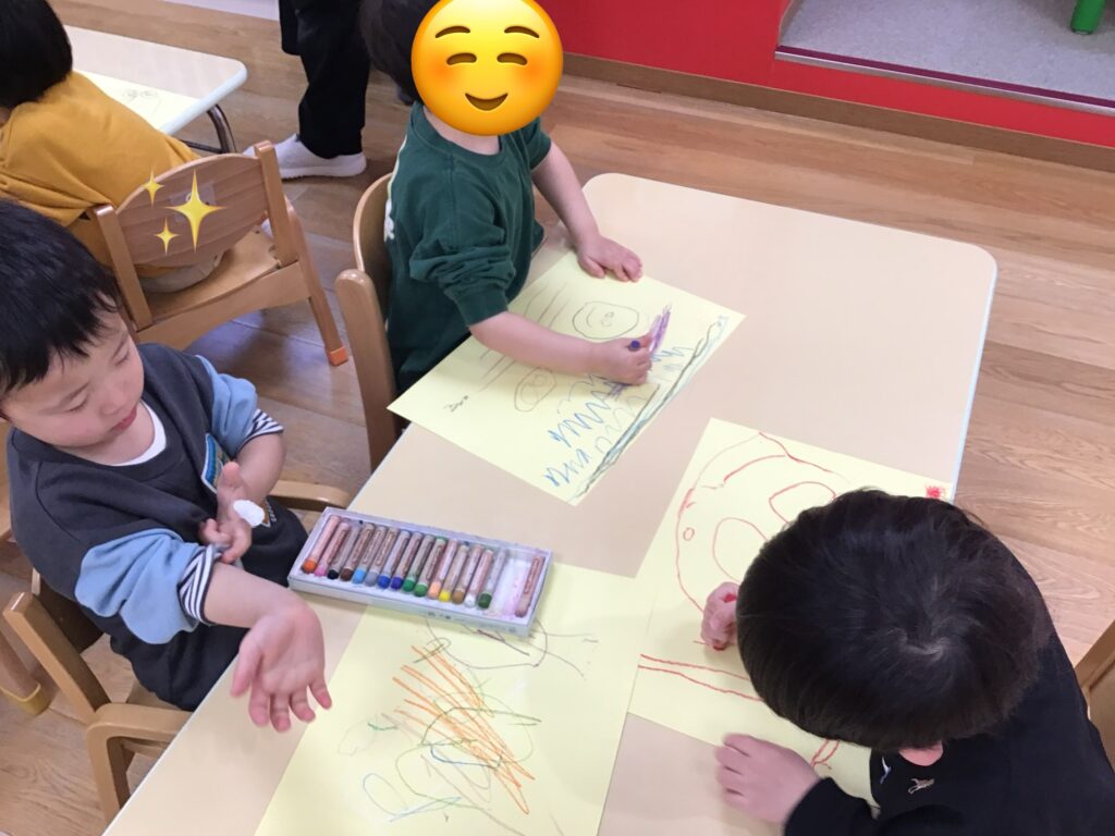 子どもの感性 クレヨンでお絵描き 大阪 保育園 くじら保育園 202604-4