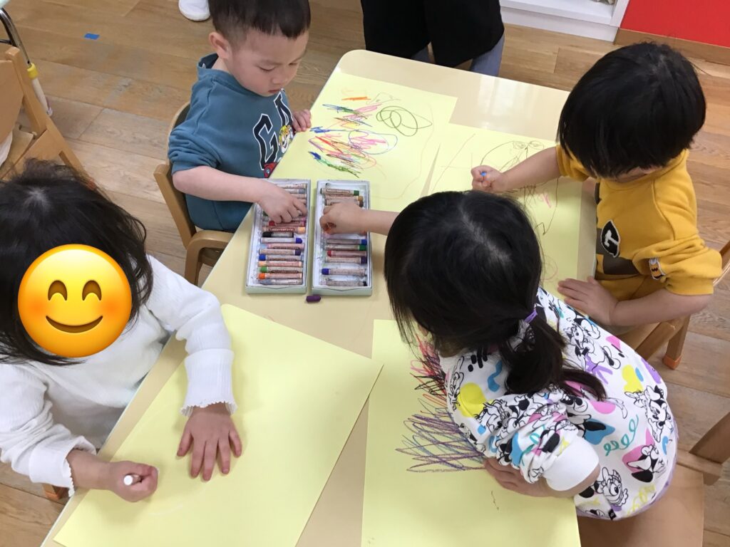 子どもの感性 クレヨンでお絵描き 大阪 保育園 くじら保育園 202604-2