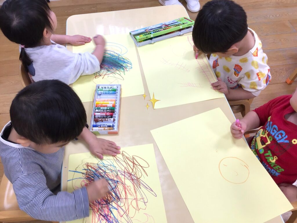 子どもの感性 クレヨンでお絵描き 大阪 保育園 くじら保育園 202604-1