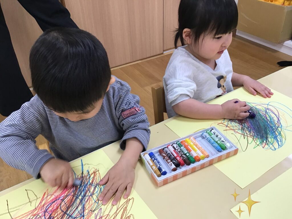 子どもの感性 クレヨンでお絵描き 大阪 保育園 くじら保育園 202604-3