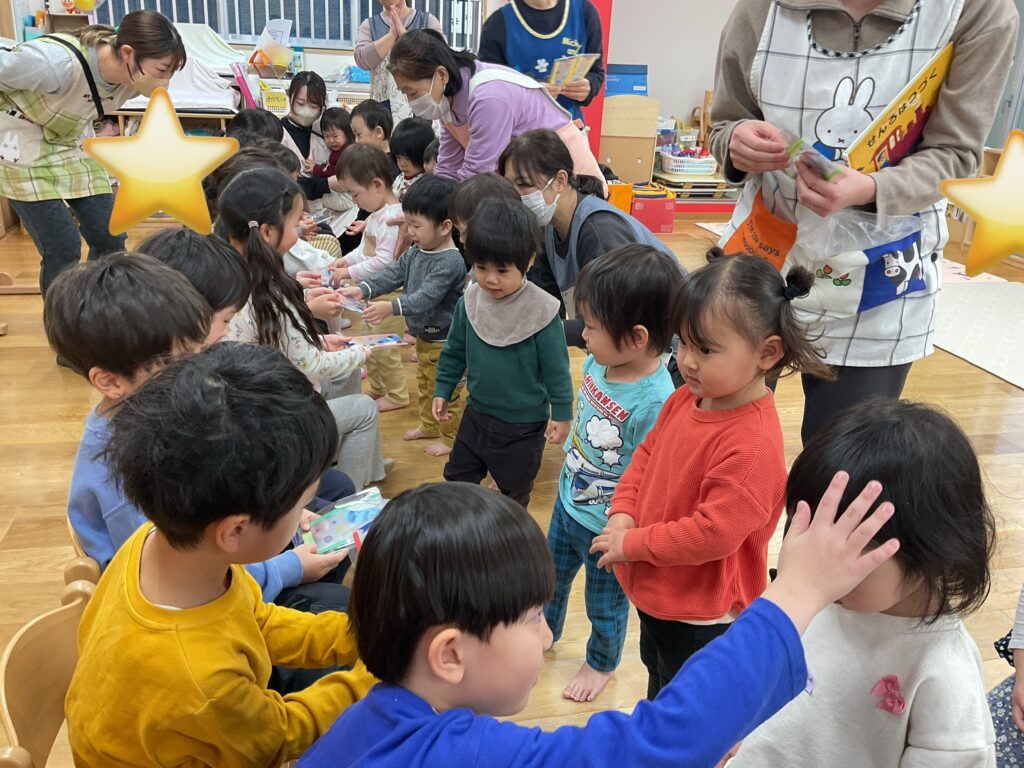 保育園のお別れ会でプレゼント贈呈　大阪　くじら保育園　202603-1
