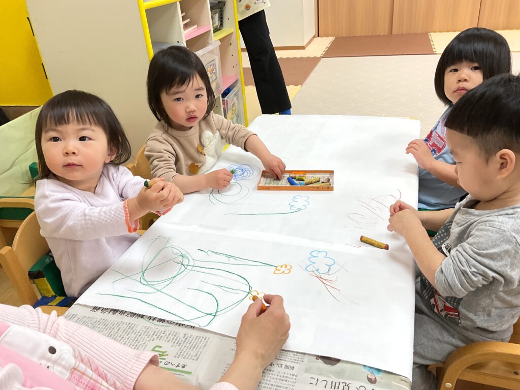 大きな模造紙にお絵かき　雨の日の遊び　保育園　大阪　くじら保育園　202604-3