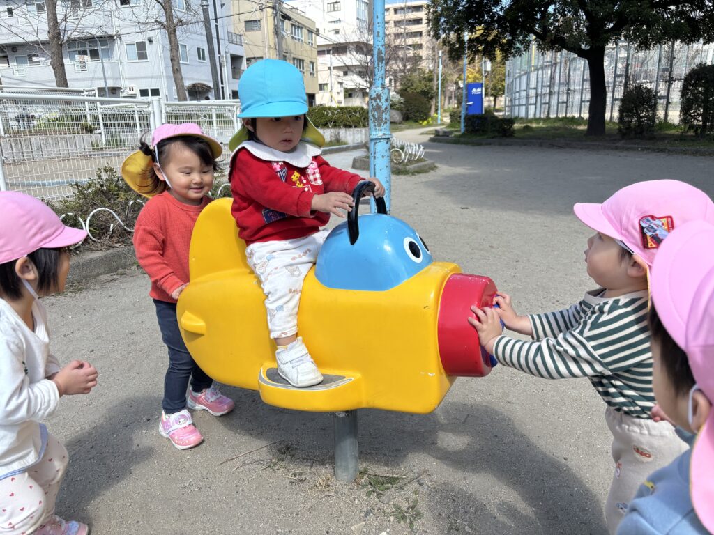 保育園から公園へお散歩　大阪　くじら保育園　202603-3
