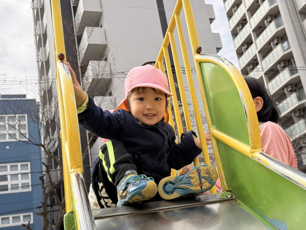 保育園から公園へお散歩 大阪 くじら保育園 202603-2