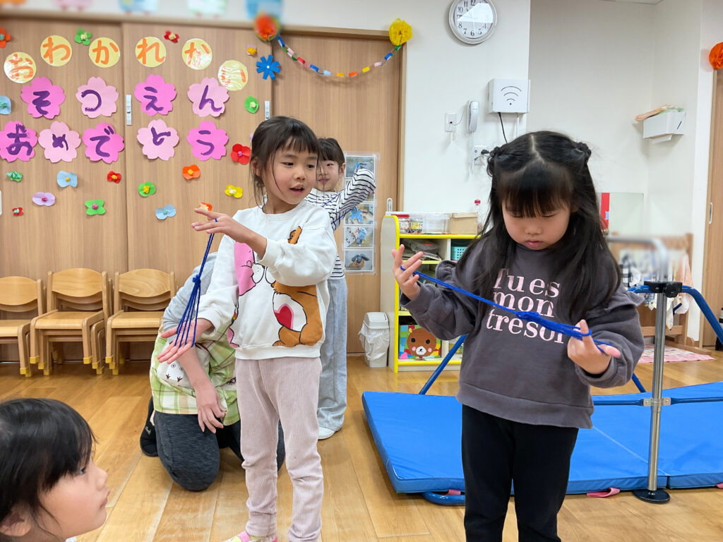 保育園のお別れ会でプレゼント贈呈　大阪　くじら保育園　202603-2