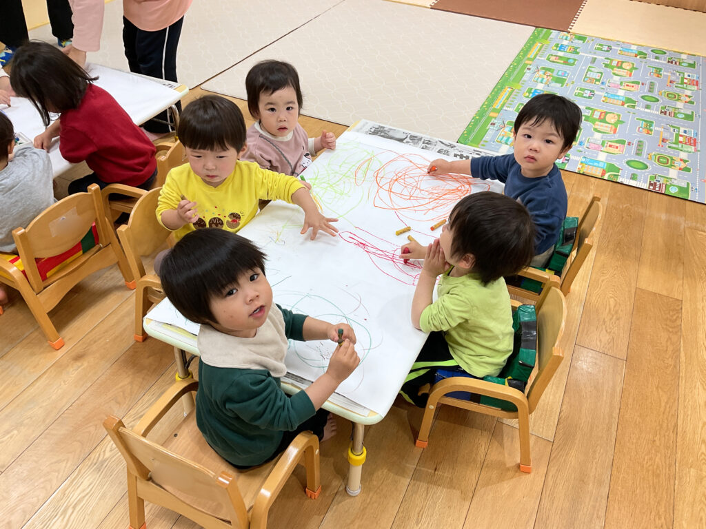 大きな模造紙にお絵かき　雨の日の遊び　保育園　大阪　くじら保育園　202604-2