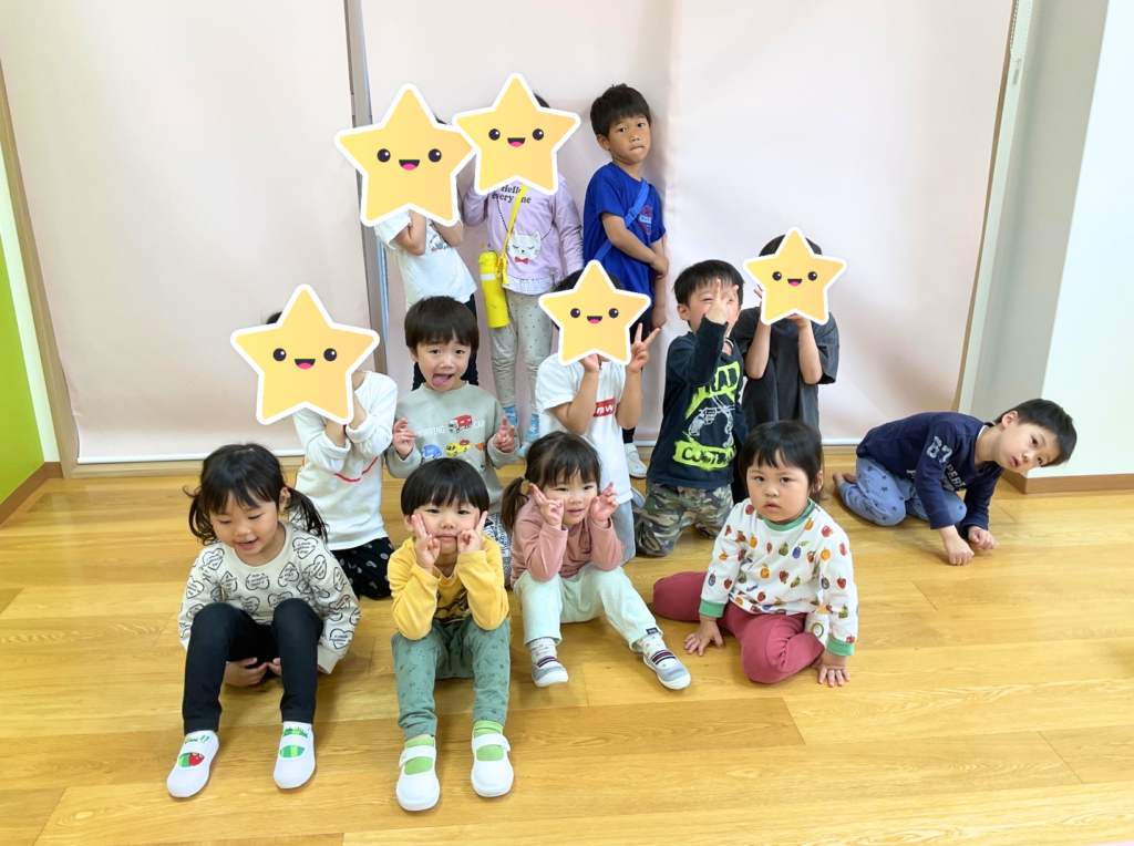 縦割り保育で交流を楽しむ子供たち　
大阪　くじら保育園　202605-3