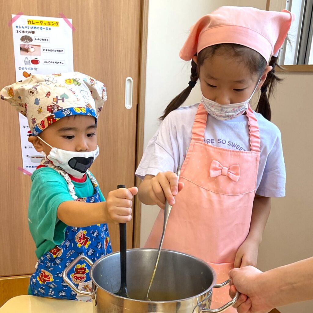 くじら保育園 天王寺園の縦割りクッキングでカレー作り