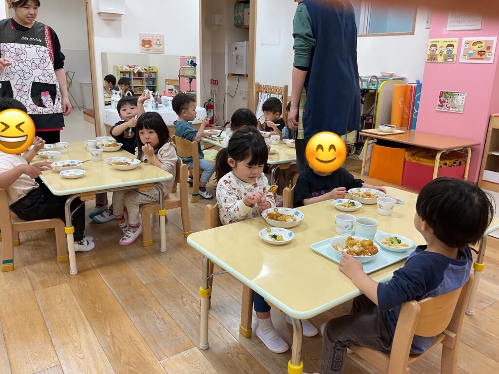 初給食　カレーライスに夢中　大阪　保育園 くじら保育園 202604-4