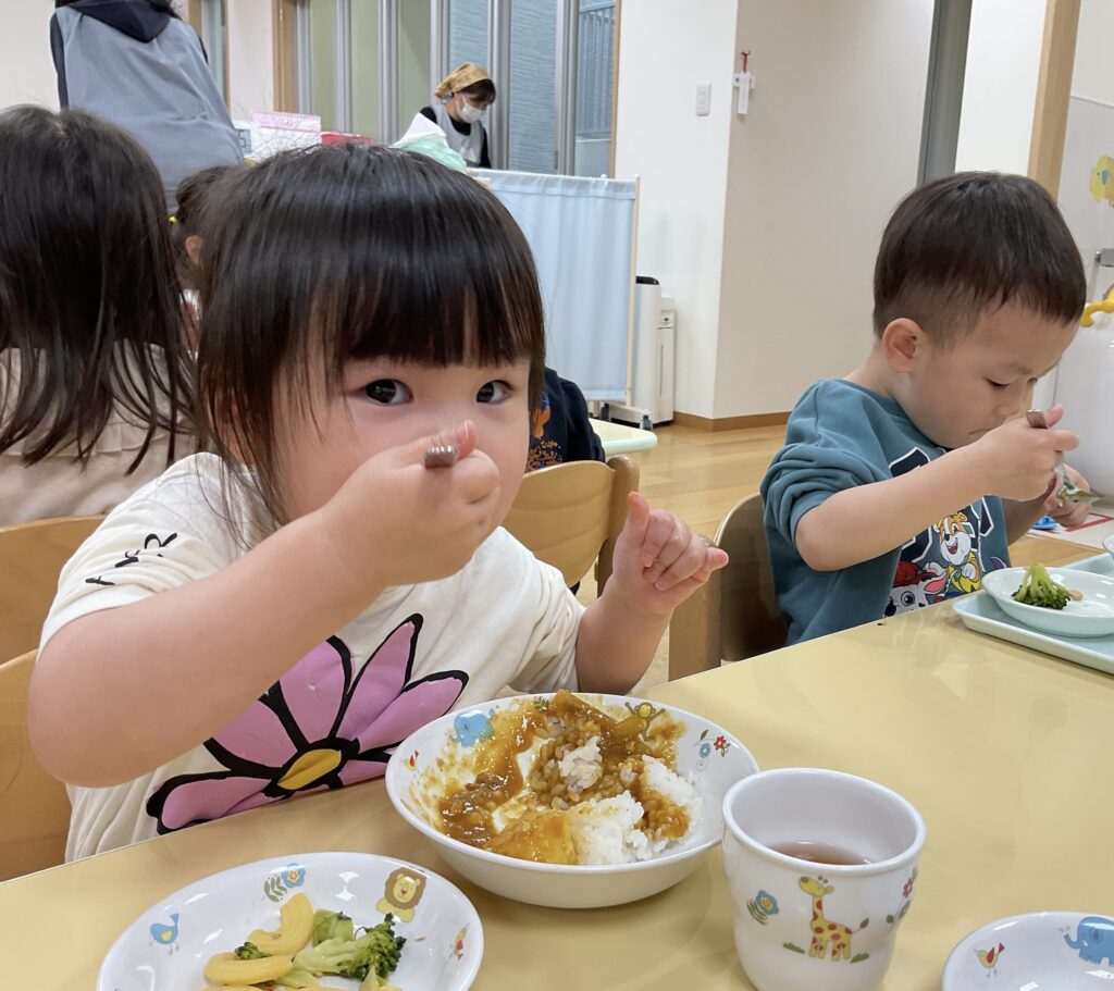 初給食　カレーライスに夢中　大阪　保育園 くじら保育園 202604-3
