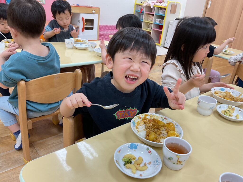 初給食　カレーライスに夢中　大阪　保育園 くじら保育園 202604-1