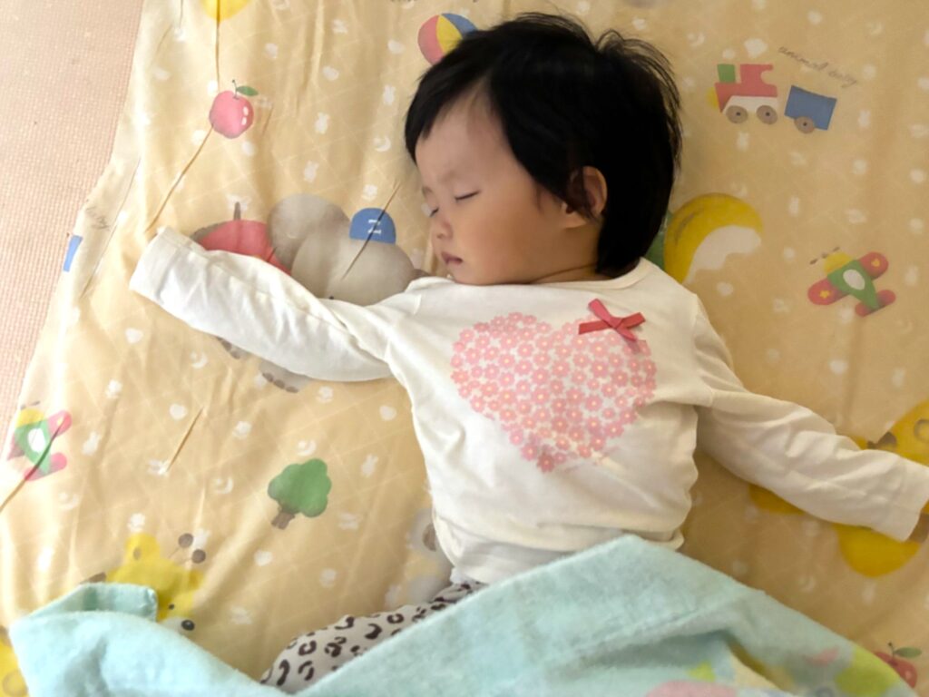 くじら保育園 天王寺園で、午睡で静かに体を休めている園児たち