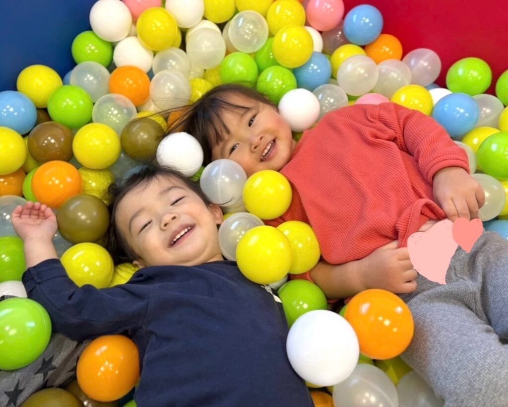 くじら保育園 天王寺園で、自由に遊び降園を待つ園児たち